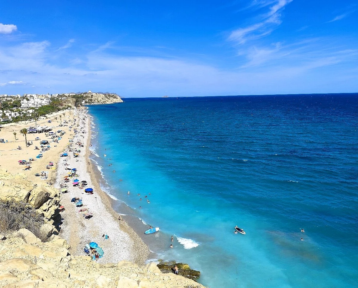 Zonnige kustsfeer in Villajoyosa